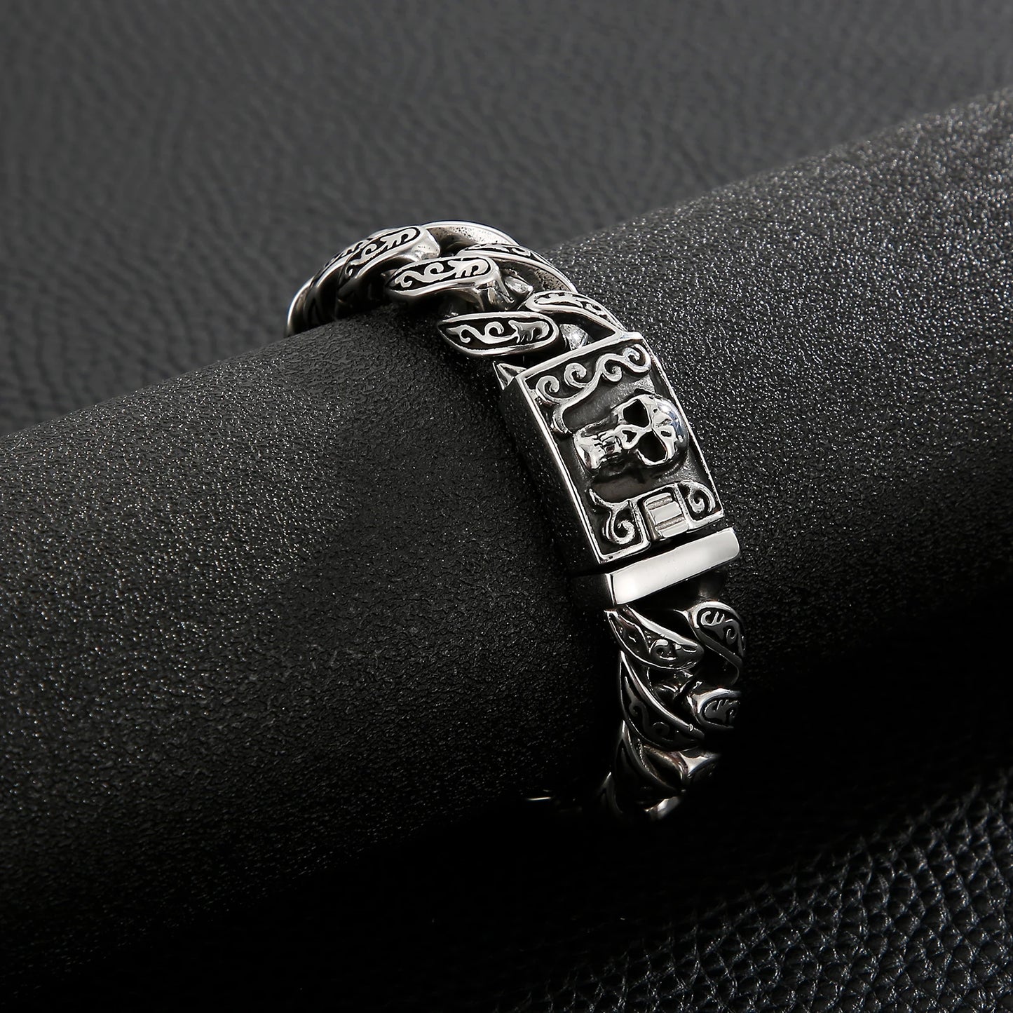 KALEN Wholesale Domineering Men Bracelet Totem Pattern Skull Stainless Steel Bracelet Jewelry