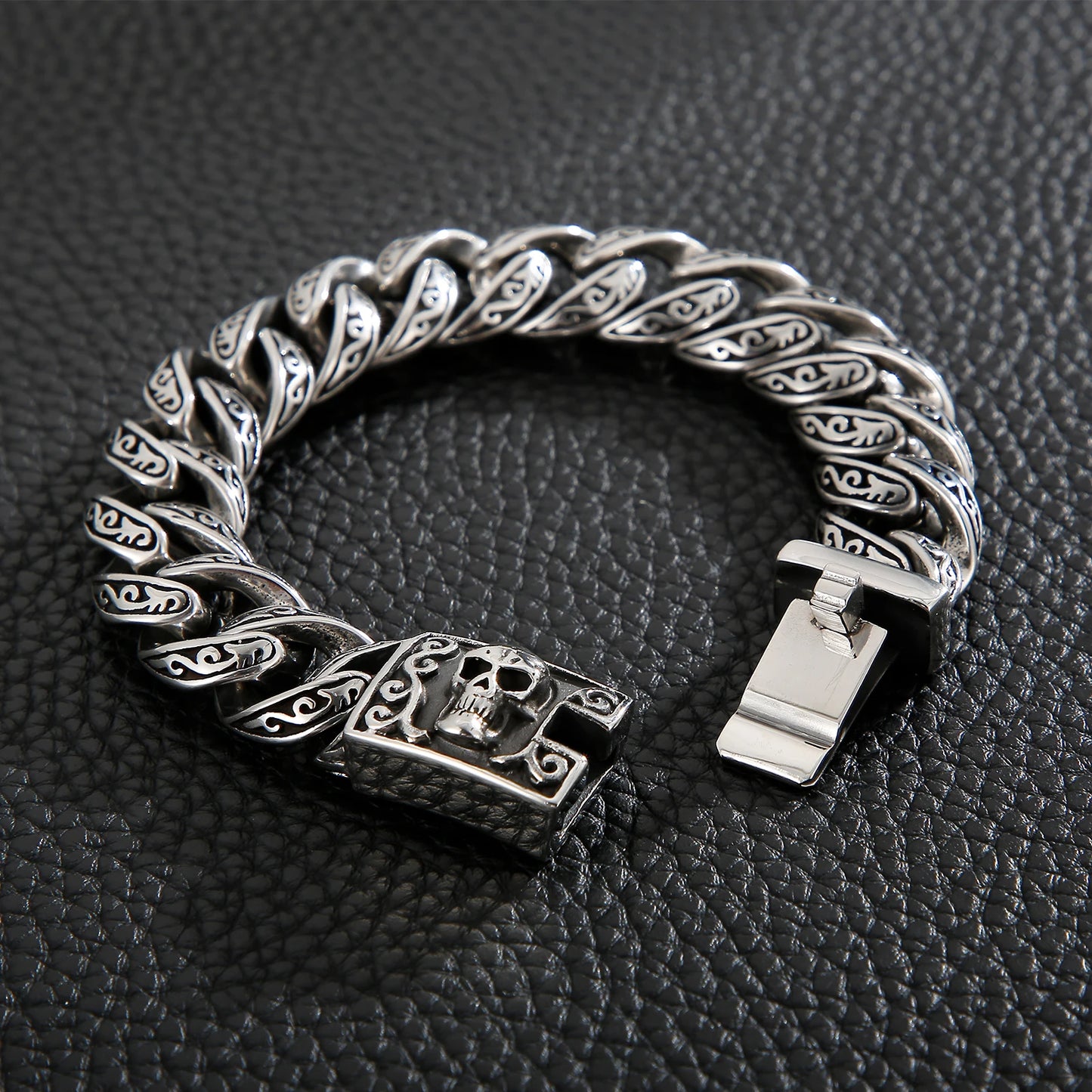 KALEN Wholesale Domineering Men Bracelet Totem Pattern Skull Stainless Steel Bracelet Jewelry